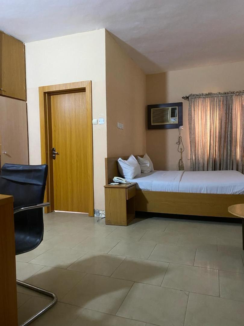 Citilodge Hotel & Conference Centre Newly Renovated Абуджа Екстериор снимка
