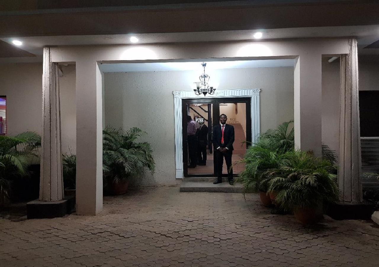 Citilodge Hotel & Conference Centre Newly Renovated Абуджа Екстериор снимка